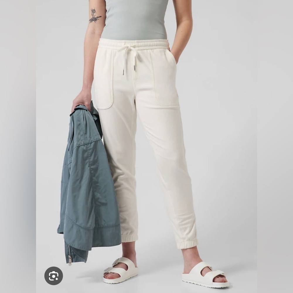ATHLETA Farallon Jogger M Petite | Magnolia White
NEW